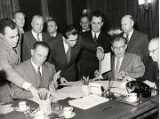 Mosca 1960, Mattei firma il primo contratto di fornitura di petrolio dall'Urss